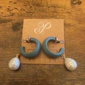 Hoop earrings with drop pearl